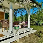 Eco Retreat For 8 People Case de vacanță *