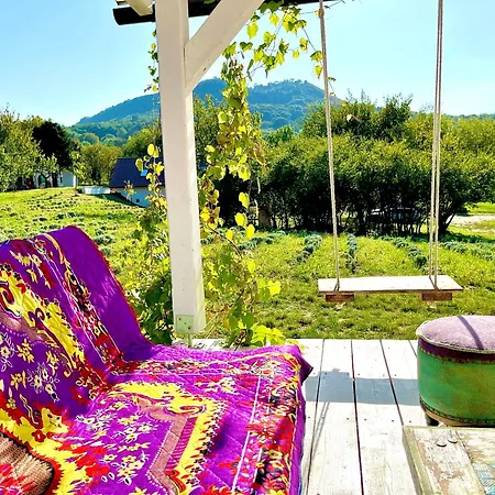 Eco Retreat For 8 People Case de vacanță